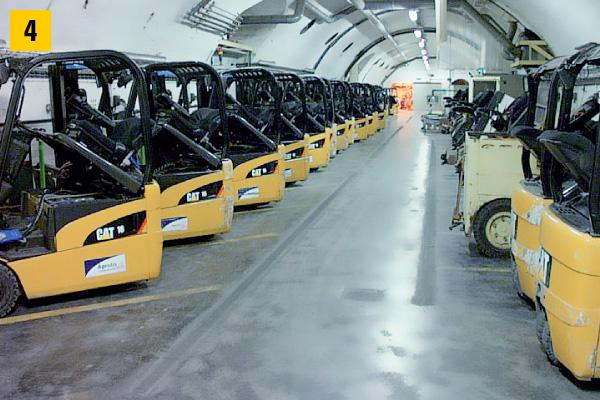 EP16NT Cat® lift trucks in loading room