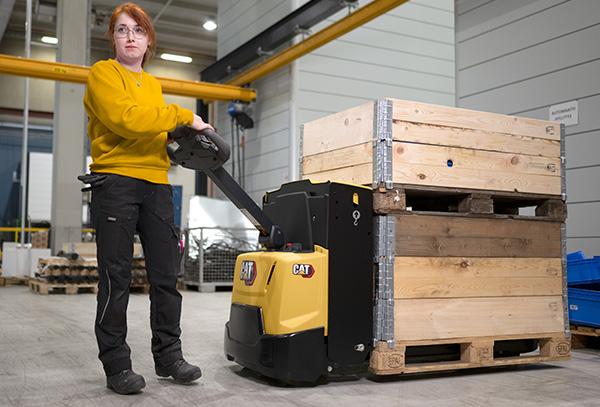 Pedestrian pallet truck