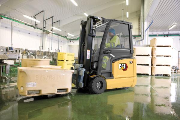 Cat® electric 3-wheel forklift EP20N2 - Fisheries