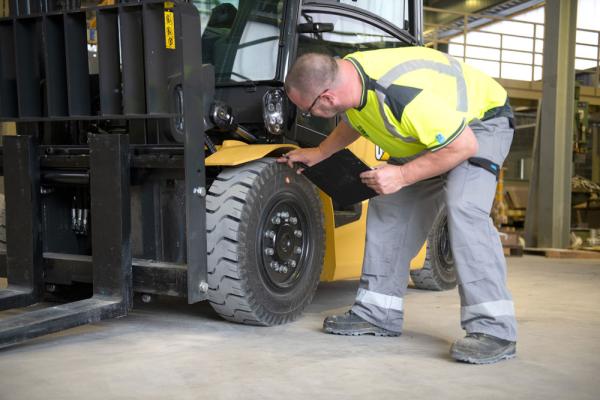 Cat lift truck - daily checks on 80V electric