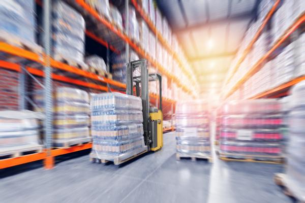 Cat® Stand-in stacker NSR20 transporting bottles
