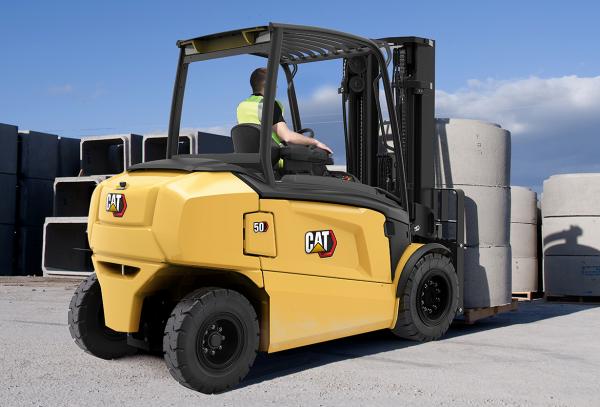 High capacity electric forklift