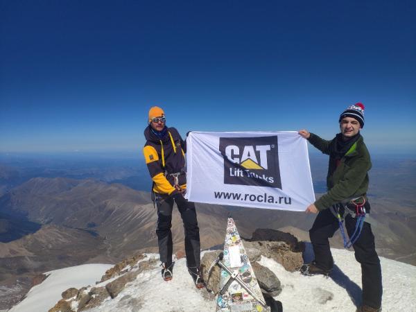 Rocla Rus raises the Cat ® Lift Trucks flag to Europe's highest point!