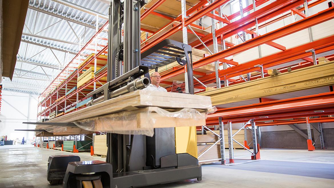 Multi-directional reach truck