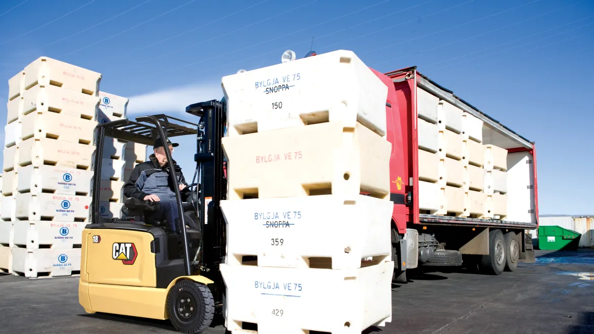 Cat® electric 3-wheel forklift EP18N2 - Food Industry