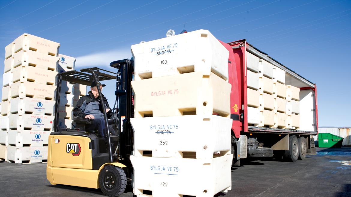 Cat® electric 3-wheel forklift EP18N2 - Food Industry