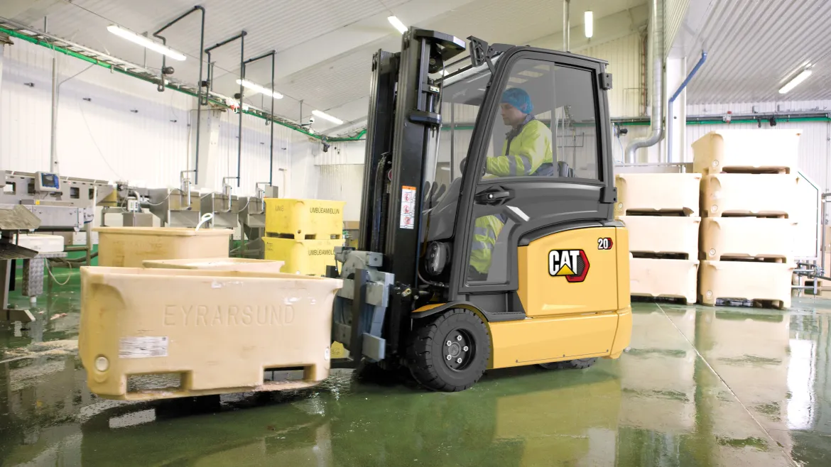 Cat® electric 3-wheel forklift EP20N2 - Fisheries
