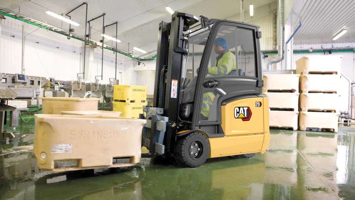 Cat® electric 3-wheel forklift EP20N2 - Fisheries