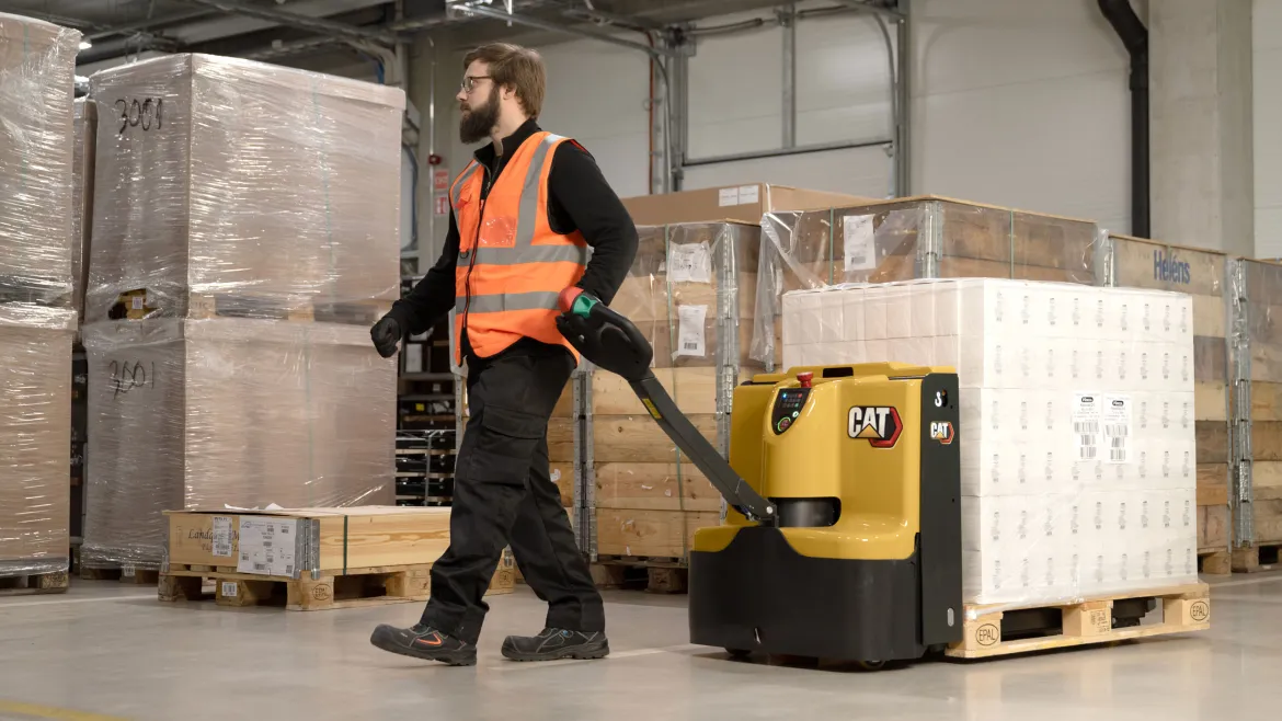 Cat® NPP16Q2L pedestrian power pallet truck