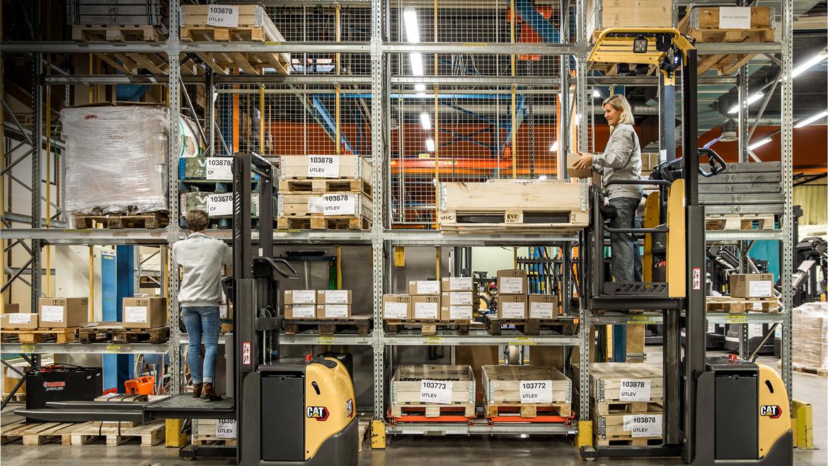 Low level order picker truck