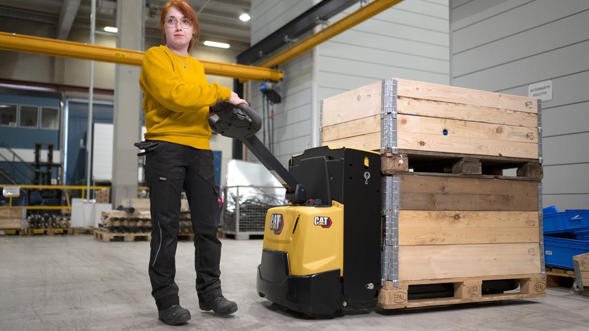 Pedestrian pallet truck