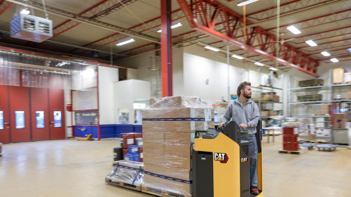 Stand-in power pallets Cat Lift Trucks