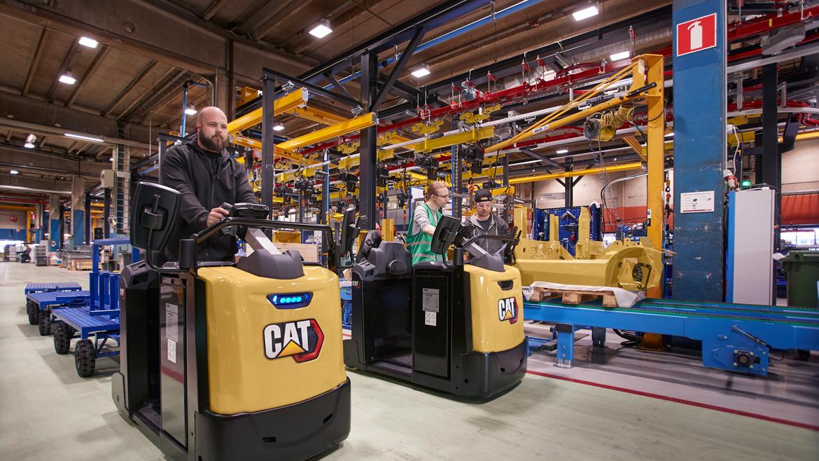 Cat tow truck with li-ion battery