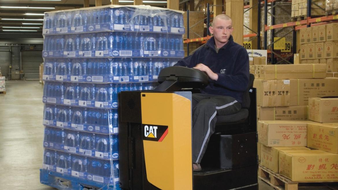Sit-on power pallet truck