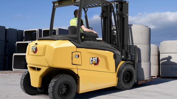 High capacity electric forklift