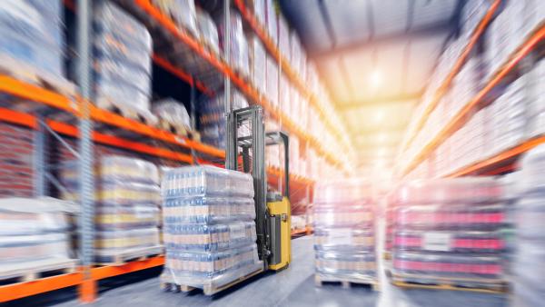Cat® Stand-in stacker NSR20 transporting bottles