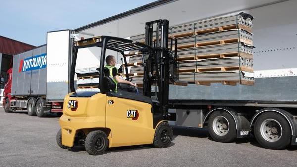 New Cat® 2.5 to 3.5 tonne electrics