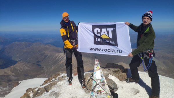 Rocla Rus raises the Cat ® Lift Trucks flag to Europe's highest point!